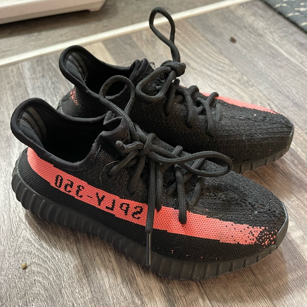 Size 6 womans. Only worn a couple times. No original box